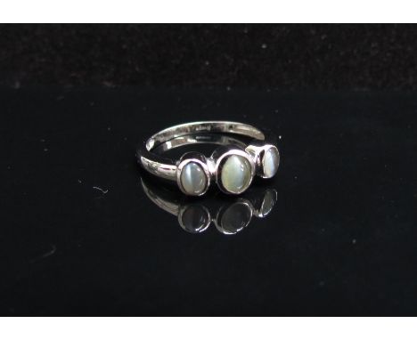 A 9ct white gold cats eye alexandrite ring. Size J, 1.7g with certificate