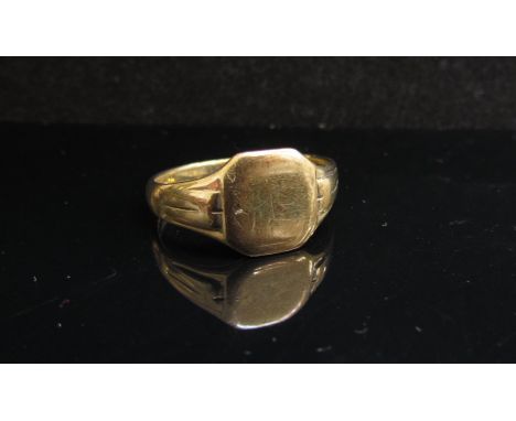 A gentleman's 9ct gold signet ring with vacant cartouche. Size N, 3.9g