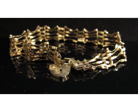 A 9ct gold gate bracelet with heart locket, 4.5g