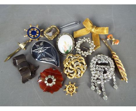 Brooches - Fourteen brooches all various designs to include a white metal (unmarked), a ceramic hand painted with a floral de