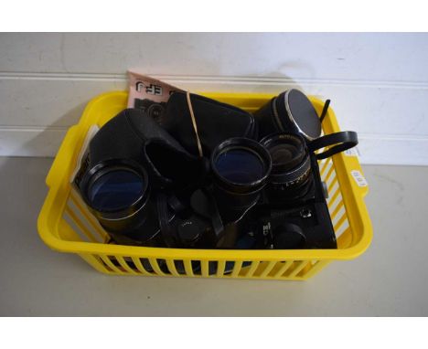MIXED LOT COMPRISING A CHINON CE CAMERA, BINOCULARS ETC