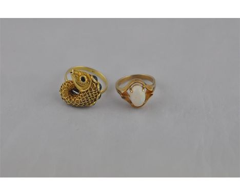 A 14ct. yellow gold and jadeite "fish" ring, having fine filigree work scales, set cabochon jadeite eyes and row of four circ