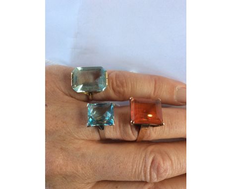 Three assorted 14ct. gold and stone set rings, to include; a 14ct. white gold and blue topaz ring, set rectanguar scissor cut