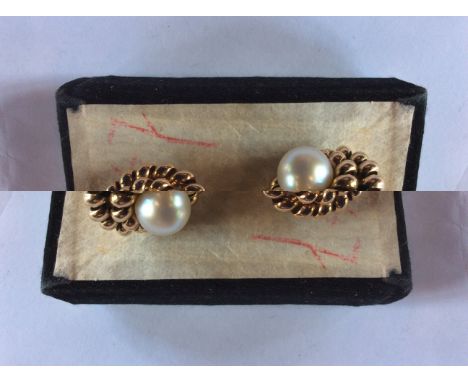 A 14ct. yellow gold and cultured pearl ring and scarf clasp set, each having large cultured pearl to centre surrounded two co