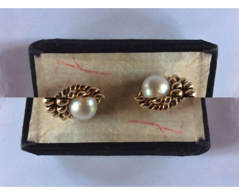 A 14ct. yellow gold and cultured pearl ring and scarf clasp set, each having large cultured pearl to centre surrounded two co