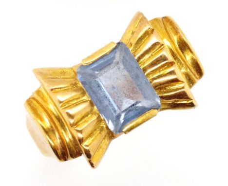 18ct yellow gold and blue topaz ring of decorative bow form set with a single approx 8mm x 6mm rectangular cut blue topaz. Ap