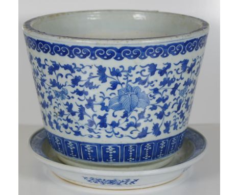 Large Chinese blue &amp; white planter &amp; saucer with floral and leaf decoration, height 20.5cm approx
