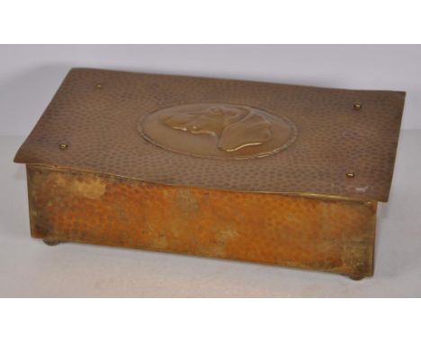 Vintage hand beaten brass cigarette box hand beaten lid with embossed dog's head decoration, wood lined fitted interior. Leng