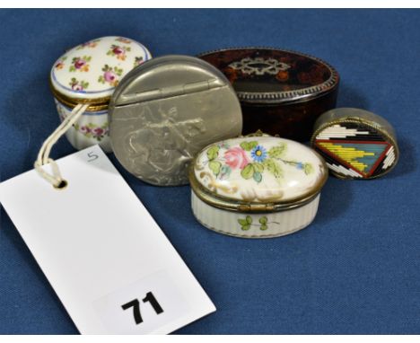 A quantity of various snuff boxes including a micro mosaic Italian box and a G. Smith &amp; Sons pewter box with horse and do