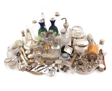 A mixed lot of silver items,various dates and makers,comprising: an American nail buffer and stand, by Gorham, an egg cup, a 