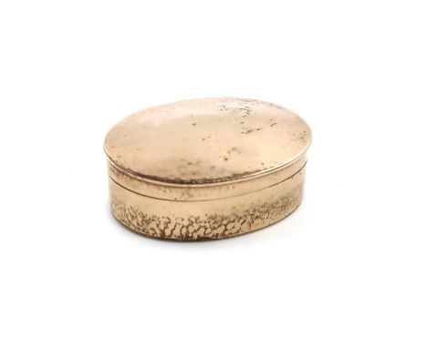 An Edwardian 9 carat gold snuff/pill box,by Deakin &amp; Francis Ltd, Birmingham 1902, oval form, spot-hammered decoration to
