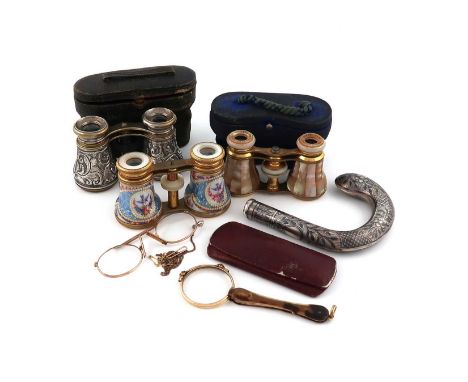 λ λA mixed lot,comprising: a cased pair of late-Victorian silver and electroplate opera glasses, maker's mark EL, Birmingham 