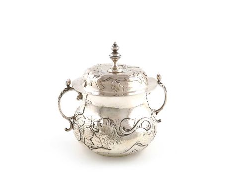 A Britannia standard silver porringer and cover,by A and F Parsons, (Tessiers), London 1913,in the Charles II manner, circula