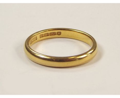 GOLD RING. A 22ct, gold wedding band.