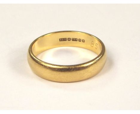 GOLD RING. An 18ct. gold wedding band. Size Q. Approx 5.6g.