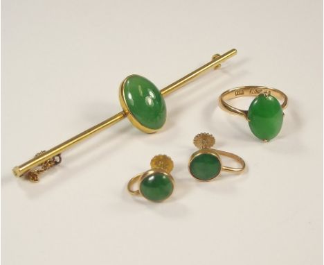 CHINESE JADE. A Chinese 18k. jade set ring & similar screw earrings, both stamped with maker's mark SW & Chinese character ma
