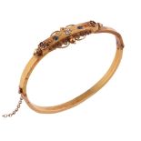 AN EARLY 20TH CENTURY DIAMOND AND SAPPHIRE HINGED BANGLE