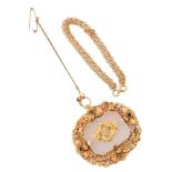 A 19TH CENTURY WHITE AGATE AND GOLD BROOCH/PENDANT AND A GOLD BRACELET