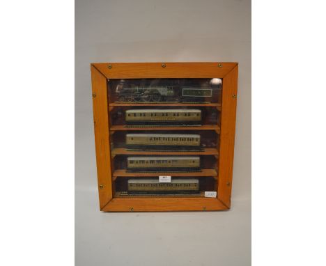 Hornby 00 Gauge Flying Scotsman Engine and Four Coaches in Display Case