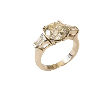 Ring Platin 950/fein mit einem Brillanten ca. 4,38 ct. Farbe K, Reinheit vs2, HRD Zertifikat 12025003001, iegt bei, und vier 