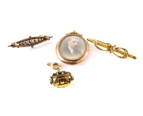 A group of jewellery, comprising 9ct gold bar brooch, set with flower and swirl design with seed pearls, 5cm wide, a 9ct gold