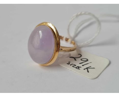 A pale lilac hard stone 14ct gold mounted dress ring size K 4.2g