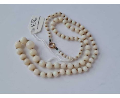An opal bead necklace 