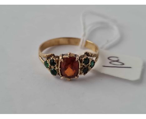 A early Victorian green and orange garnet ring set in gold marked JW size R - 2.6 gms 