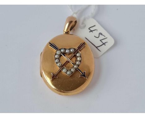 A GOOD OVAL GOLD LOCKET WITH HEART AND ARROW DESIGN - 12.8 GMS 