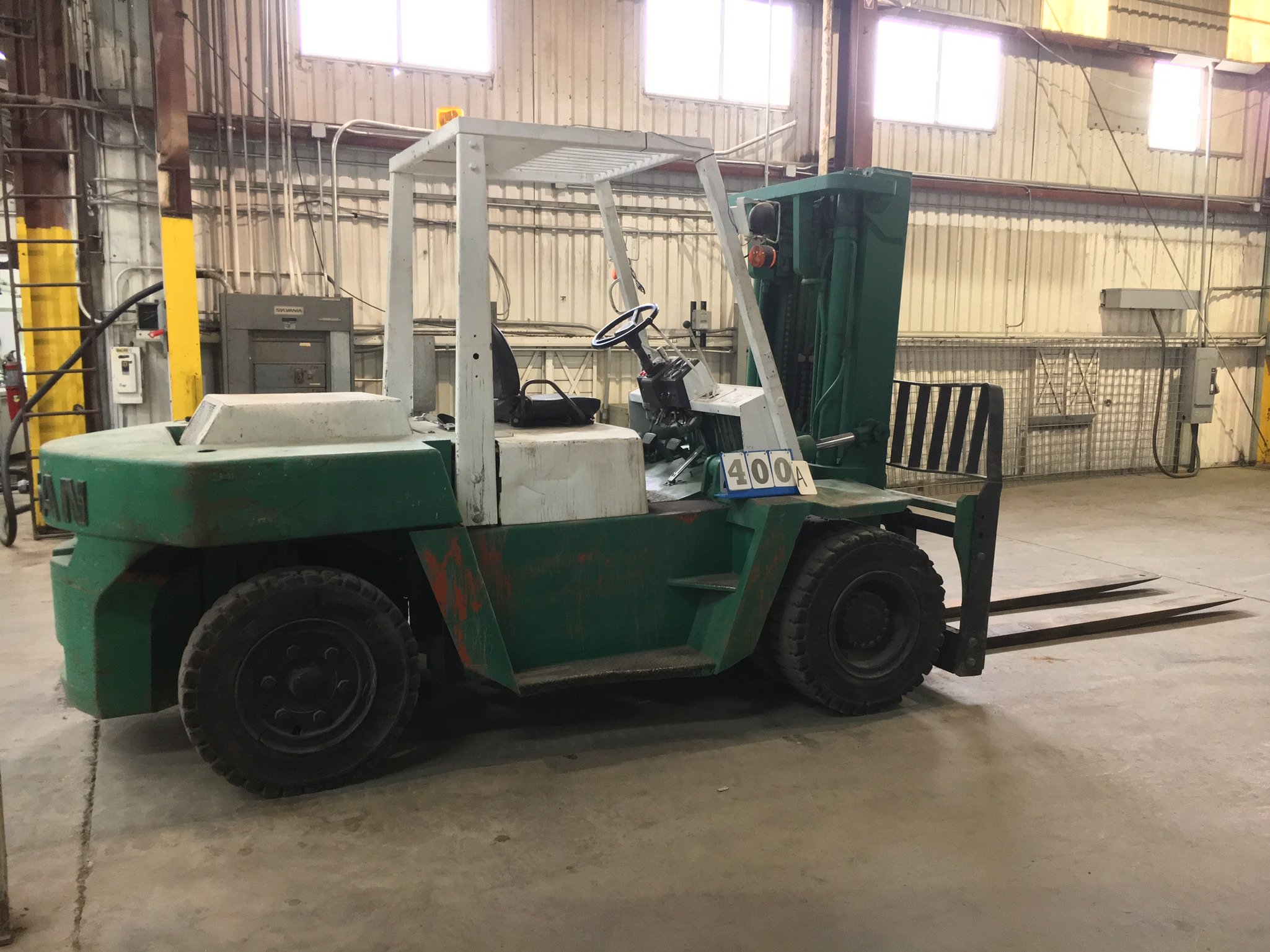 NISSAN 15,000 LB CAP FORKLIFT, LIFT HEIGHT 157", TRUCK WEIGHT 20,635