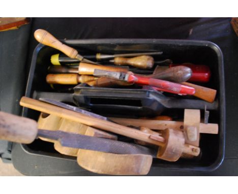 An extensive tray of cabinet makers woodworking tools to include planes,, scribes, drill bits, files, chisels, saws etc. Belo