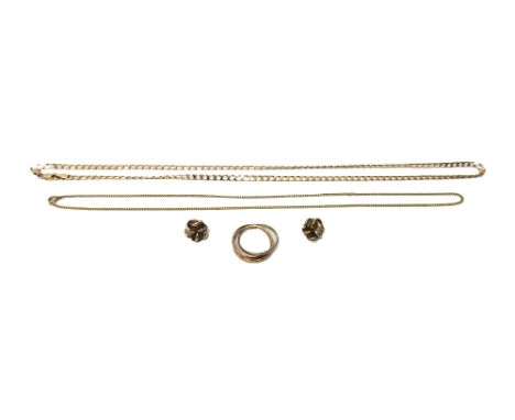 A 9ct gold faceted curb link neckchain, on a sprung hook shaped clasp, a 9ct three colour gold Russian style wedding ring, ri