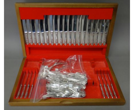 A silver King's pattern canteen of table flatware, comprising; nine table forks, nine dessert spoons, two tablespoons, eighte