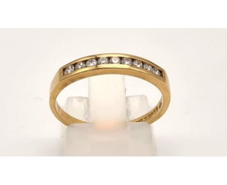 An 18 K yellow gold CHANNEL ring with a band of 9 diamonds (0.25 carats). Ring size: O, weight: 2.5 g. 