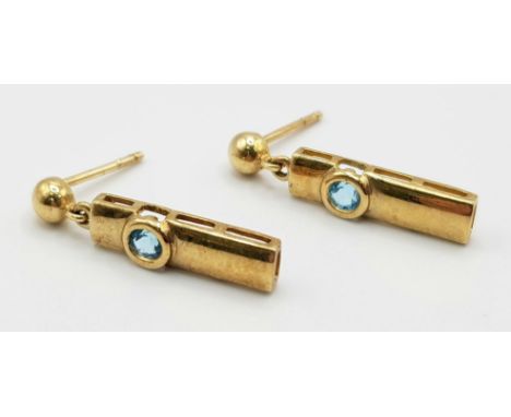A 9 K yellow gold pair of earrings with blue topaz. Weight: 1.5 g. 
