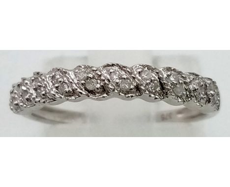 A 9 K white gold ring with a band of ten diamonds (0.1 carats). Ring size: K, weight: 1.2 g. 