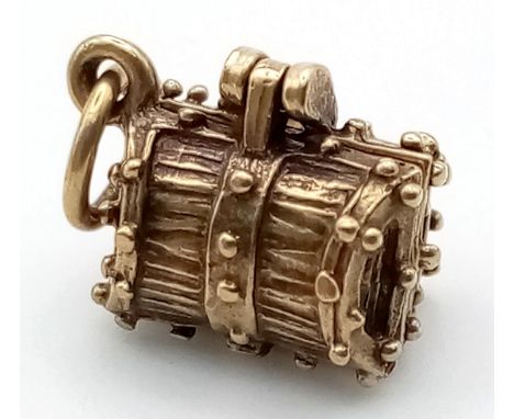 A 9 K yellow gold charm of a treasure chest which opens to reveal a small pearl!. Weight: 1.8 g. 