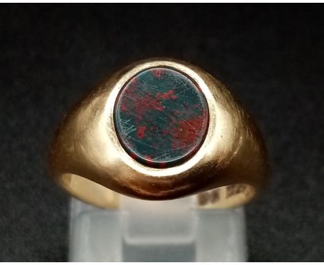 A 9 K yellow gold signet ring with a blood stone cabochon. Ring size: J, weight: 4.3 g. 