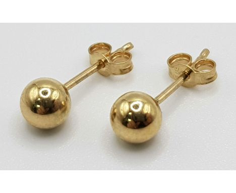 A 9 K yellow gold ball stud earrings. Weight: 0.4 g. 