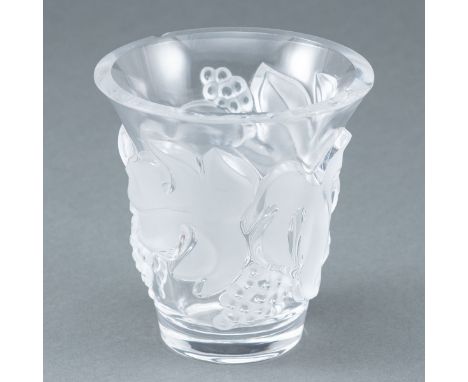 Vase "SAUMUR"Lalique, Wingen-sur-Moder. Farbloses Glas, formgepresst, z. T. mattiert. Ausgeschliffener Abriss. Unter dem Stan