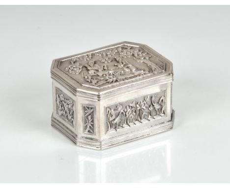 A Chinese silver snuff box c.1900, of octagonal form, the hinged lid with a panel decorated in relief with scholars in a gard