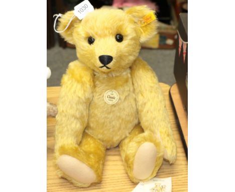 Modern Steiff yellow mohair teddy bear, a reproduction 'Classic 1909'