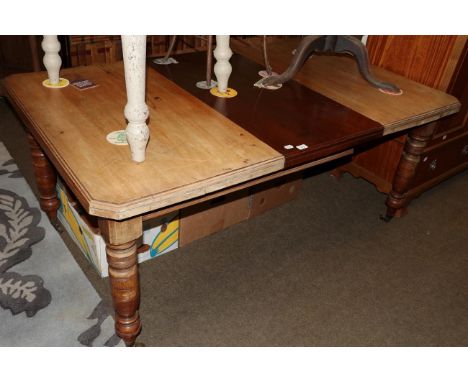 A late Victorian walnut extending dining table, with one additional leaf, 174cm extended 