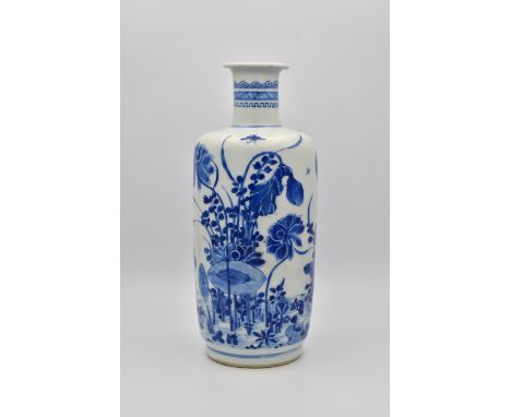 A CHINESE BLUE AND WHITE PORCELAIN ROULEAU VASE, QING DYNASTY, KANGXI PERIOD, 1662 – 1722清 康熙 蓮塘紋棒槌瓶Finely painted with insec