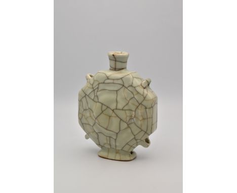 A CHINESE ‘GE’-TYPE PORCELAIN OCTAGONAL MOON FLASK, QING DYNASTY, 18TH CENTURY清 哥窯八角包月瓶 十八世紀The central boss moulded to each 