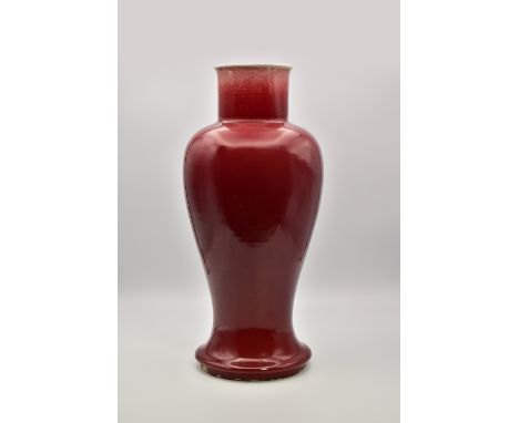 A CHINESE LANGYAO-GLAZED PORCELAIN BALUSTER VASE, QING DYNASTY, KANGXI PERIOD, EARLY 18TH CENTURY清 康熙 郎窯紅釉觀音瓶 十八世紀初Of shoulde