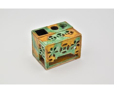 Ω A SMALL CHINESE ‘EGG AND SPINACH’ BISCUIT PORCELAIN INKWELL, QING DYNASTY, KANGXI PERIOD, 1662 - 1722清 康熙 素三彩瓷胎墨水瓶Of pierce