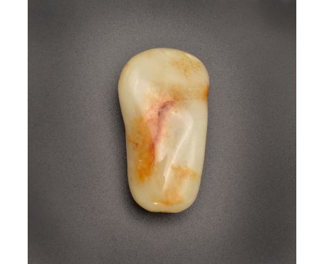 A CHINESE WHITE AND RUSSET JADE ‘PEBBLE’ SNUFF BOTTLE, QING DYNASTY, 19TH CENTURY清 白褐玉 隨形鼻煙壺 十九世紀Of naturalistic form, the st