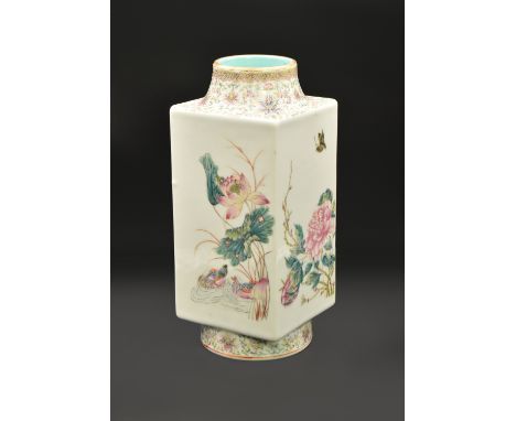 A CHINESE FAMILLE-ROSE PORCELAIN ‘CONG’ VASE, LATE 19TH/EARLY 20TH CENTURY清 粉彩供瓶一件 十九至二十世紀初Of square section, each side paint