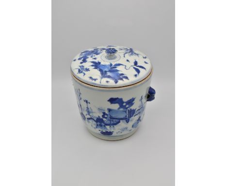 A CHINESE BLUE AND WHITE PORCELAIN TWO-HANDLED JAR AND COVER, THE COVER 17TH CENTURY清 青花饕餮耳蓋罐 蓋 十七世紀Painted with precious obj